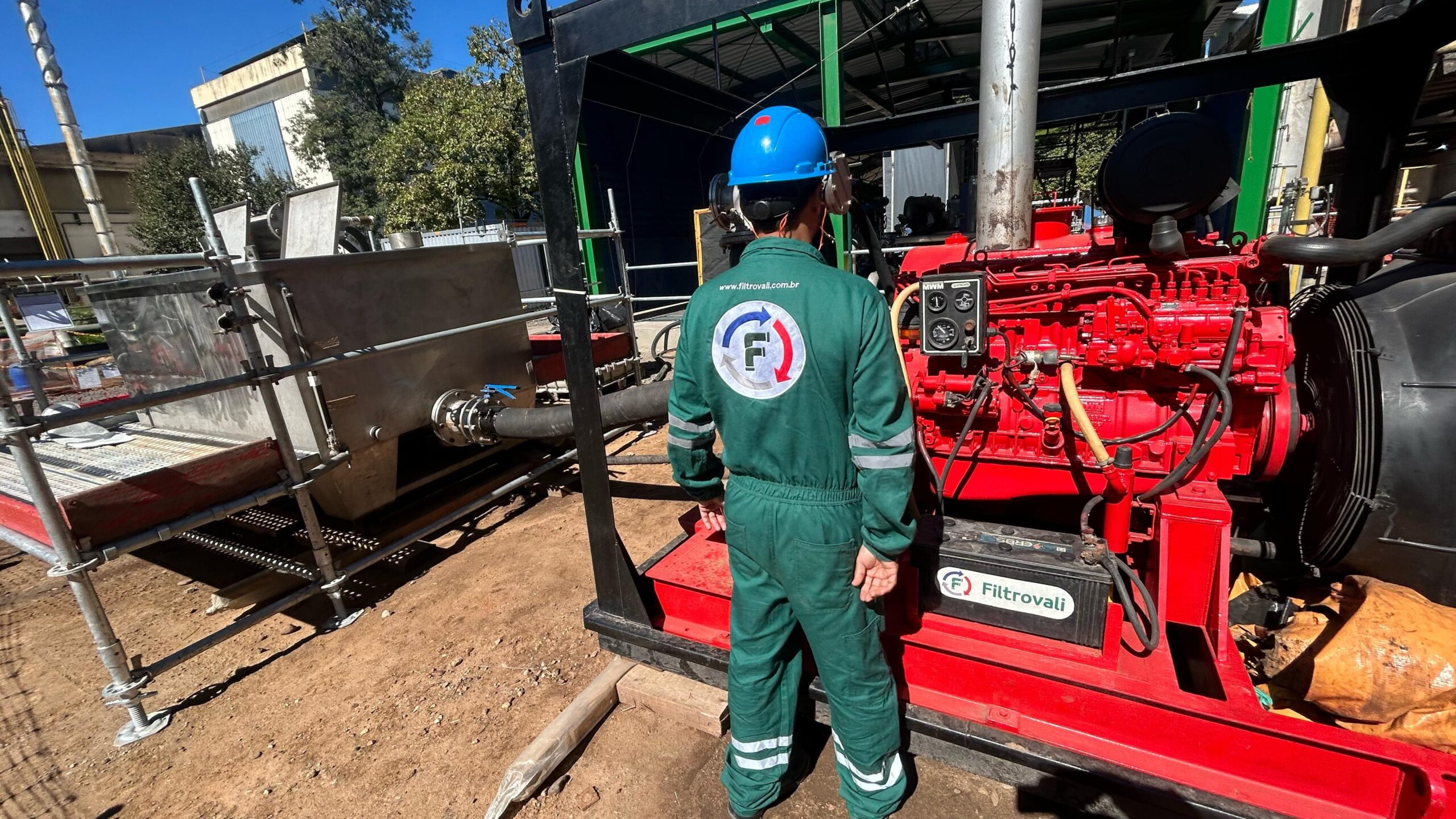 Entenda como a filtragem, o flushing e a limpeza química formam a tríade essencial para evitar falhas na indústria.