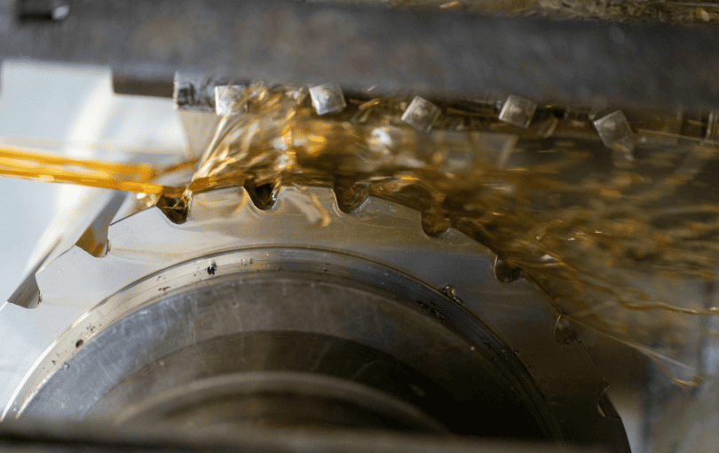 Descubra como a contaminação no óleo afeta sistemas industriais, causa falhas ocultas e gera altos custos de produção.