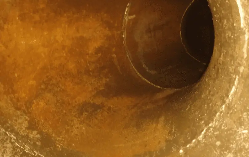 Entenda como a oxidação e incrustações surgem em tubulações e peças e como evitá-las com processos industriais corretos.