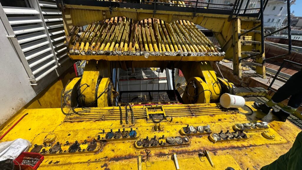 Técnico realizando flushing primário em sistema hidráulico industrial