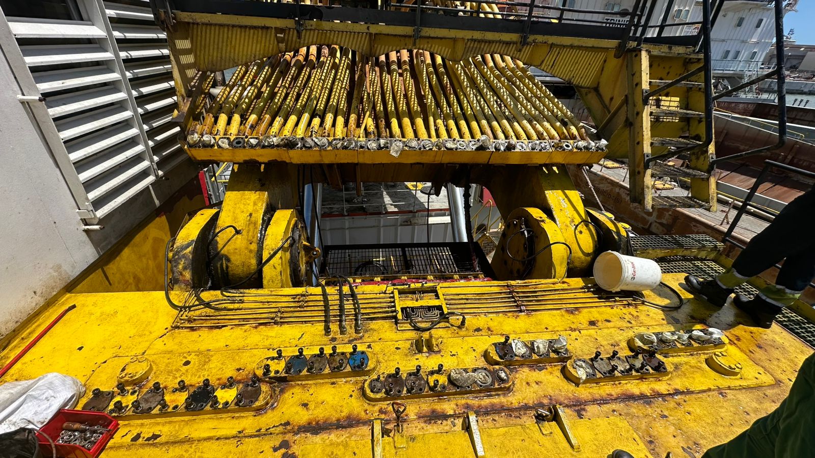 Técnico realizando flushing primário em sistema hidráulico industrial