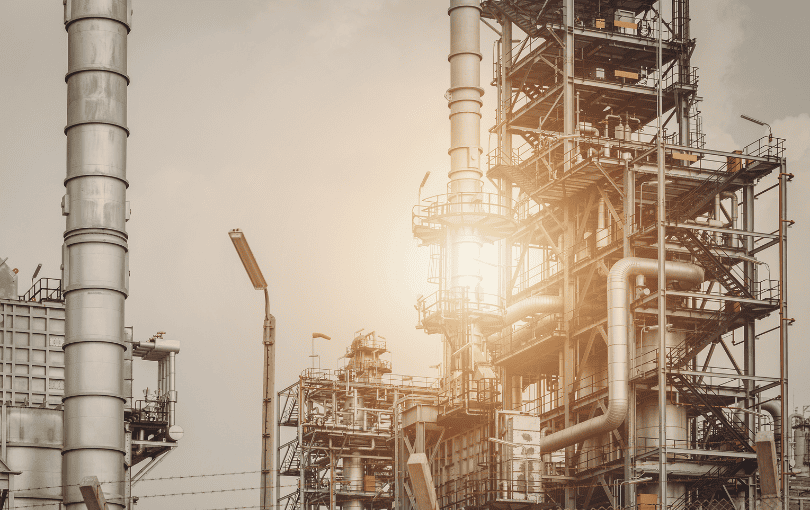 Engenheiro observa linha de produção limpa com painel destacando economia de custos