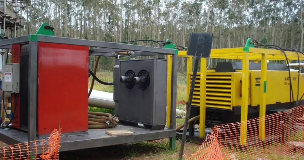 Técnico monitora secagem interna de tubulações industriais de gás