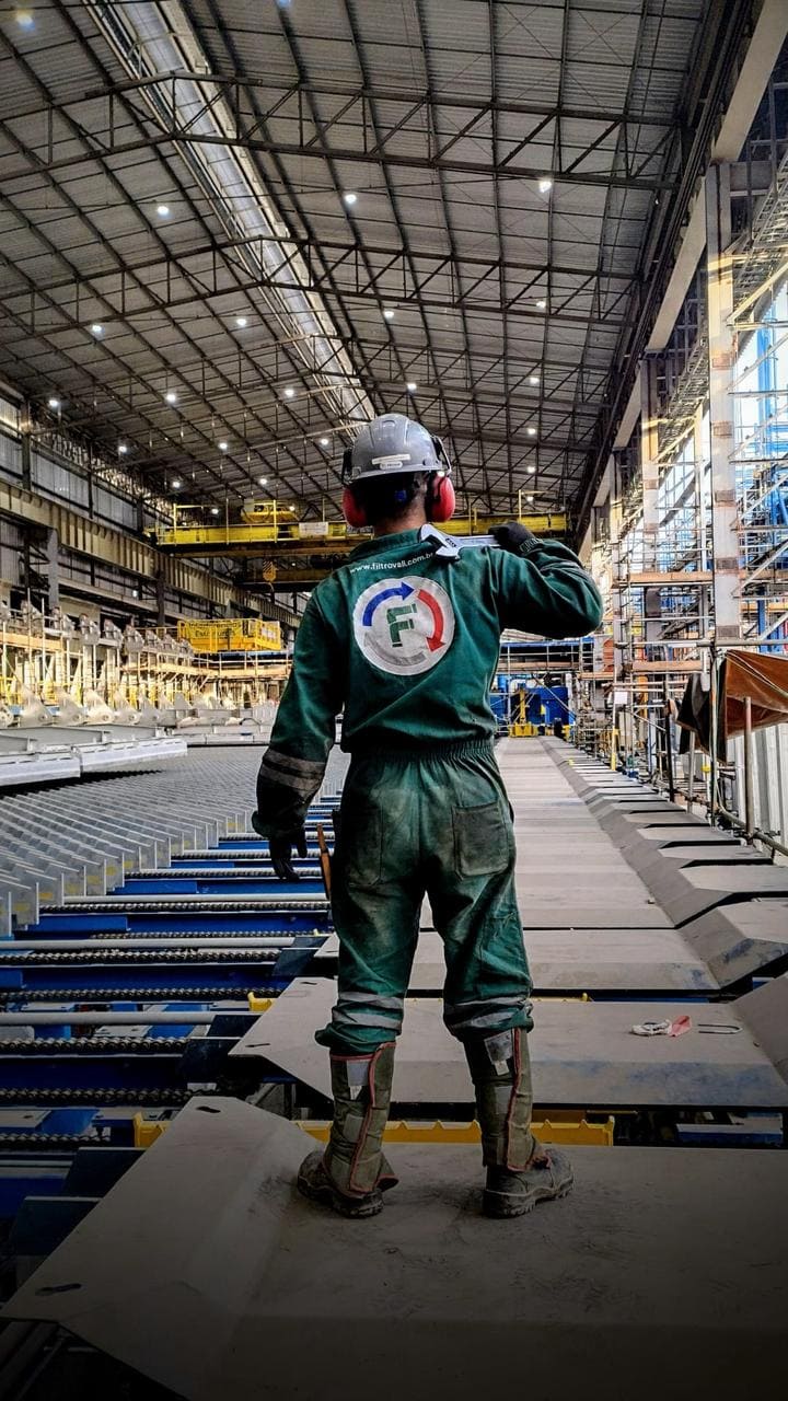 Operador Filtrovali em ambiente industrial
