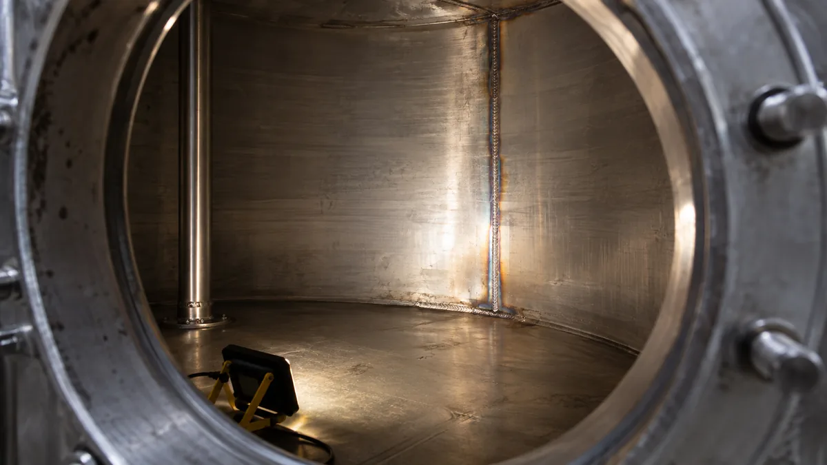 Interior de tanque de aço inox com solda de reparo sob avaliação para passivação
