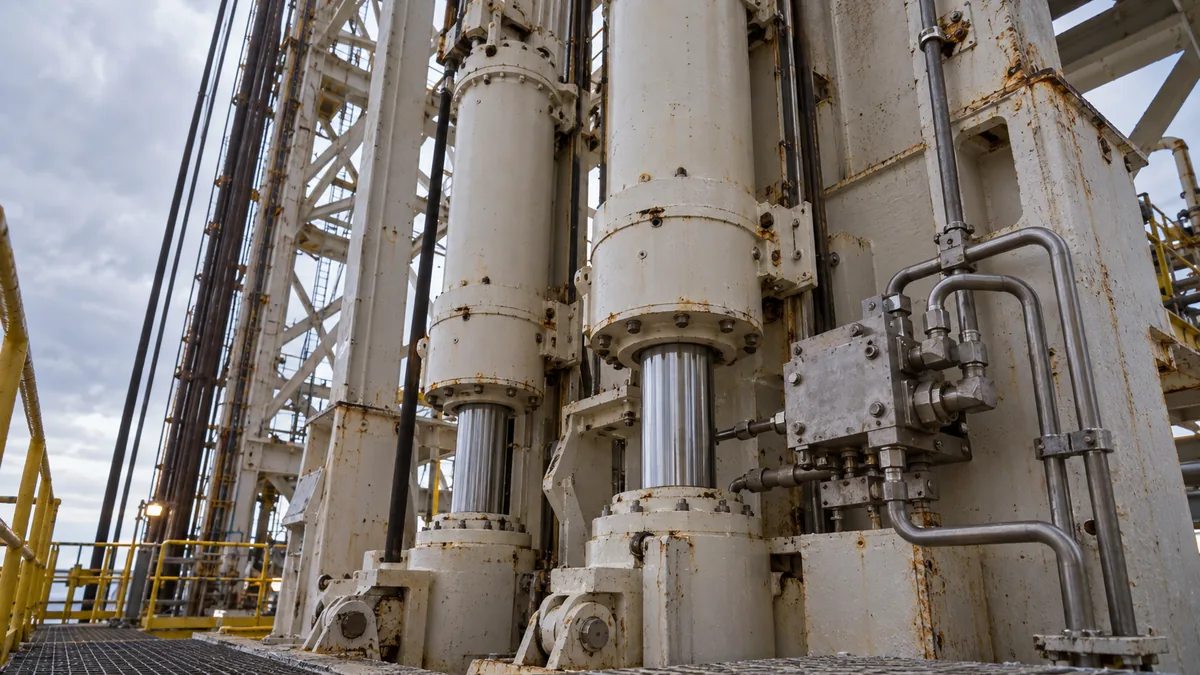 Ilustração técnica de cilindros hidráulicos e tubulações do Top Compensator em estrutura offshore