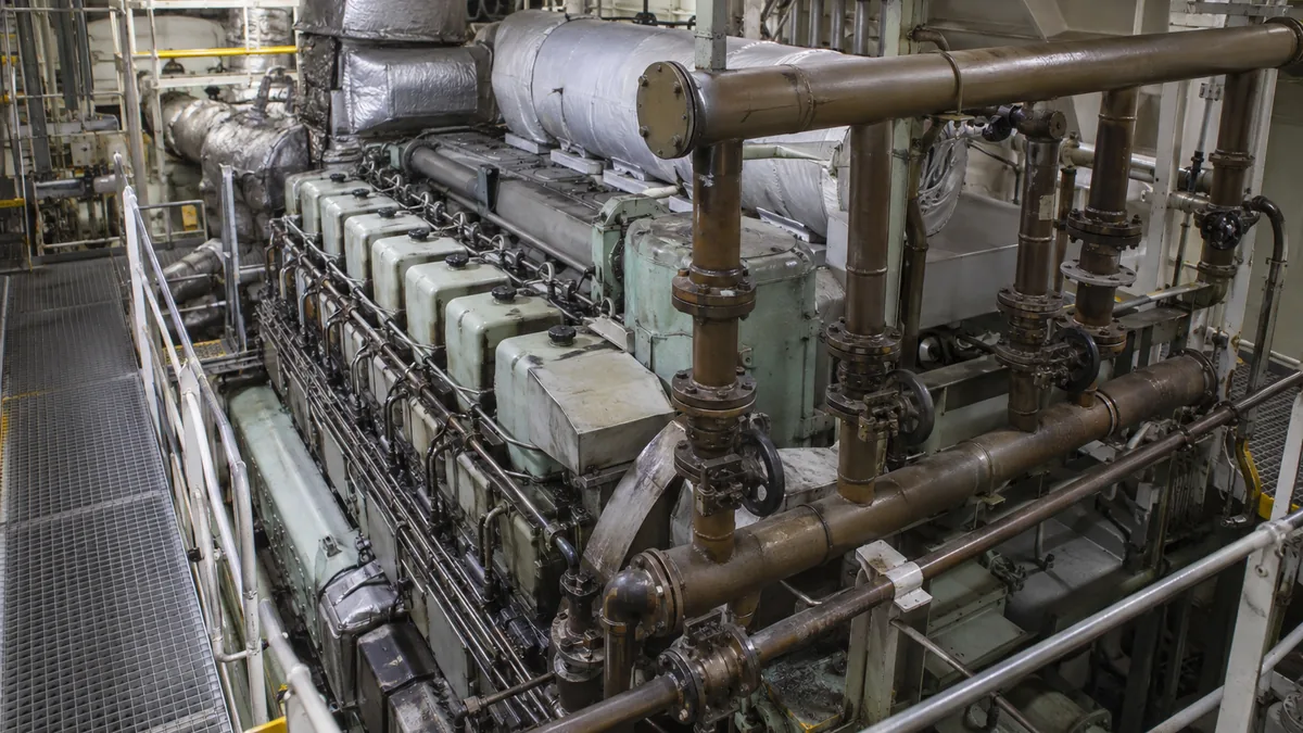Circuito de lubrificação e motor em casa de máquinas de navio